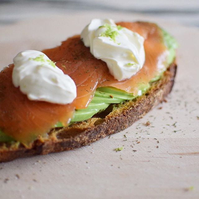 Tosta de aguacate, salmón y crème fraîche. Con lima, eneldo... #aprendiendoacomer #nutritiontips #lqmsc #tosta #salmon #aguacate